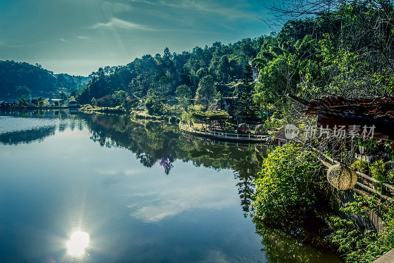 泰国北部Mae Hong Son省靠近泰缅边境的Ban Rak Thai村的华人社区和水库的美丽风景。